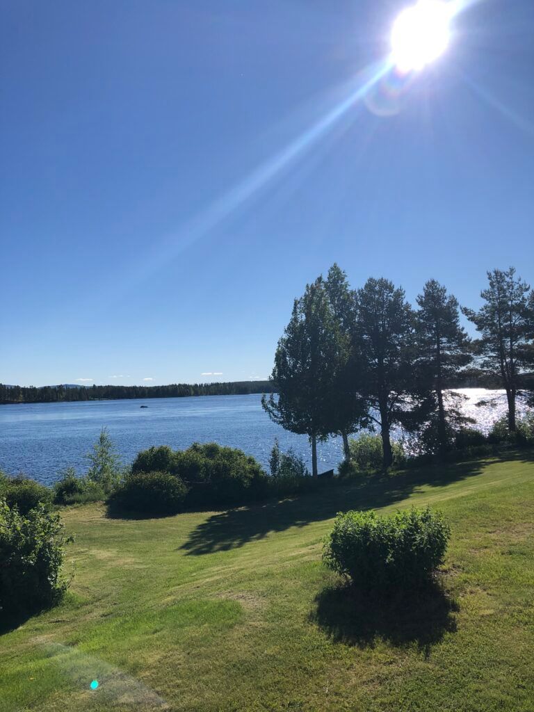 Avslappnande massagemiljö med naturliga toner